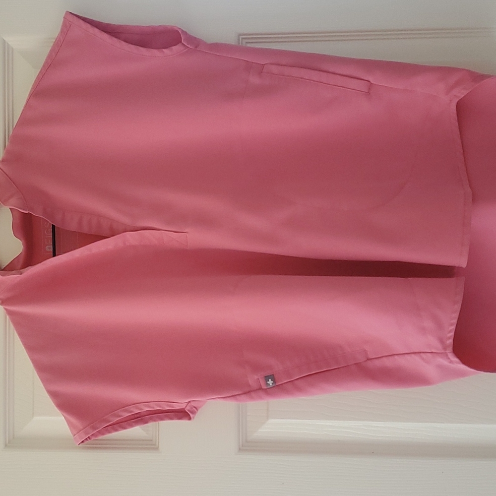 Figs- rafaela scrub top in LIMITED EDITION COLOR- HOT PINK 🔥 size XXS